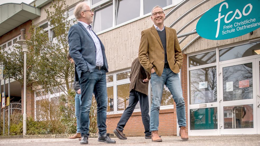 Schulleiter Christian Hunsmann (rechts) sagt, er ist „heiß“ darauf, einen neuen Standort in Moordorf zu eröffnen. Vorstandssprecher Konrad Huismann unterstützt ihn dabei. Foto: Cordsen