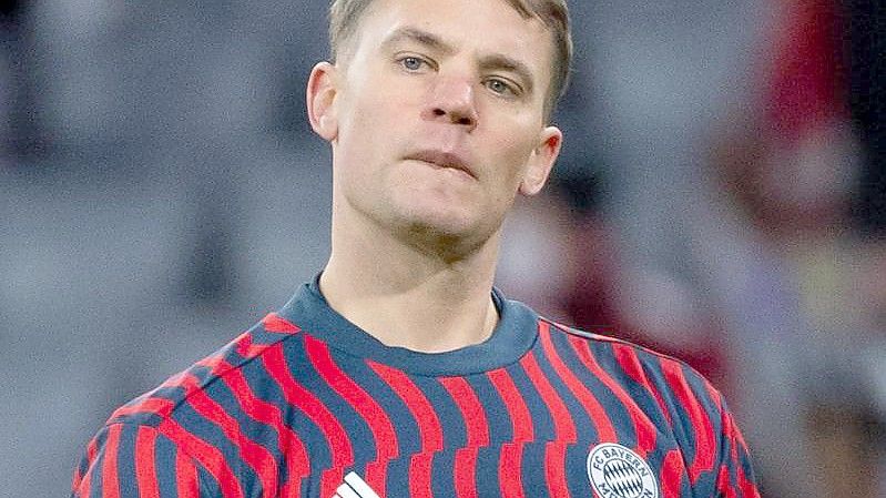 Beim Abschlusstraining der Bayern hechtet Torwart Manuel Neuer wieder über den Platz. Foto: Sven Hoppe/dpa