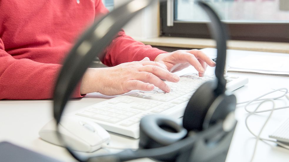 Roboter oder Mitarbeiter? In einem Call-Center ist beides möglich. Foto: dpa/Daniel Bockwoldt