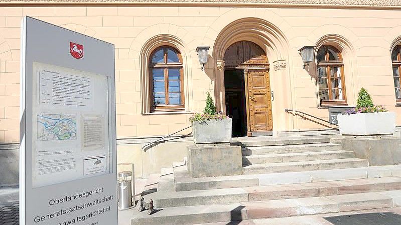 Eine dreifache Mutter steht heute vor dem Oberlandesgericht Celle. Foto: Holger Hollemann/dpa