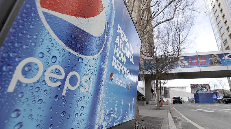 Der US-Getränke- und Snack-Konzern Pepsico will den Verkauf von Pepsi, 7Up und Mirinda in Russland vorübergehend aussetzen. Foto: David J. Phillip/AP/dpa