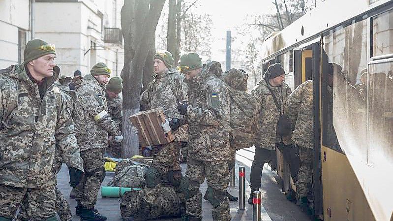 Soldaten der ukrainischen Armee in Kiew. In den vergangenen Tagen sollen rund 14.500 Menschen zum Kampfeinsatz in die Ukraine eingereist sein. Foto: Diego Herrera/EUROPA PRESS/dpa