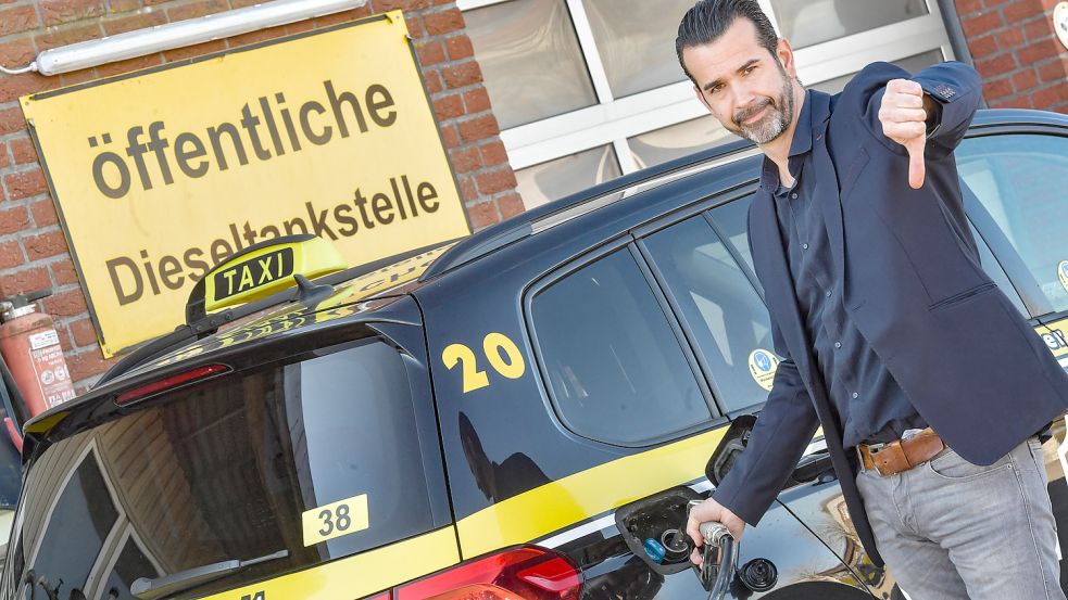 Taxiunternehmer Bastian Hogg aus Leer leidet unter den hohen Benzinkosten. Foto: Ortgies