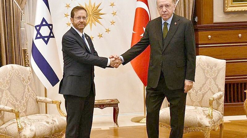 Der türkische Präsident Recep Tayyip Erdogan (r) empfängt seinen israelischen Amtskollegen Izchak Herzog im Präsidialkomplex in Ankara. Foto: Haim Zach/GPO/dpa