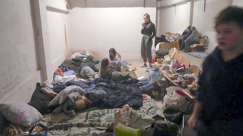 Das von der Stadtverwaltung veröffentlichte Videostandbild zeigt schwere Schäden an dem Kinderkrankenhaus in Mariupol. Foto: Uncredited/Mariupol City Council/AP/dpa