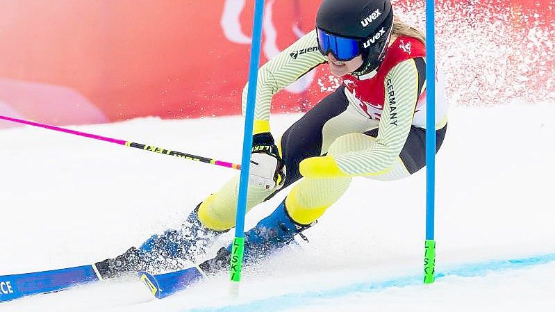 Skirennfahrerin Andrea Rothfuss holte im Riesenslalom der stehenden Klasse überraschend Bronze. Foto: Christoph Soeder/dpa