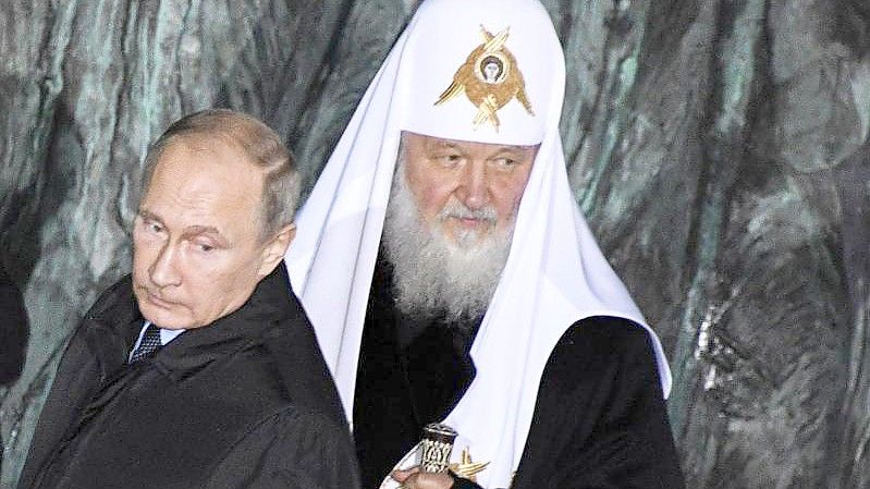 Der russische Patriarch Kyrill wirft ausländischen Kräften vor, sie wollten Menschen in der Ukraine „umerziehen“ - um sie zu Feinden Russlands zu machen. (Archivbild aus dem Jahr 2017). Foto: Alexander Nemenov/POOL AFP/AP/dpa