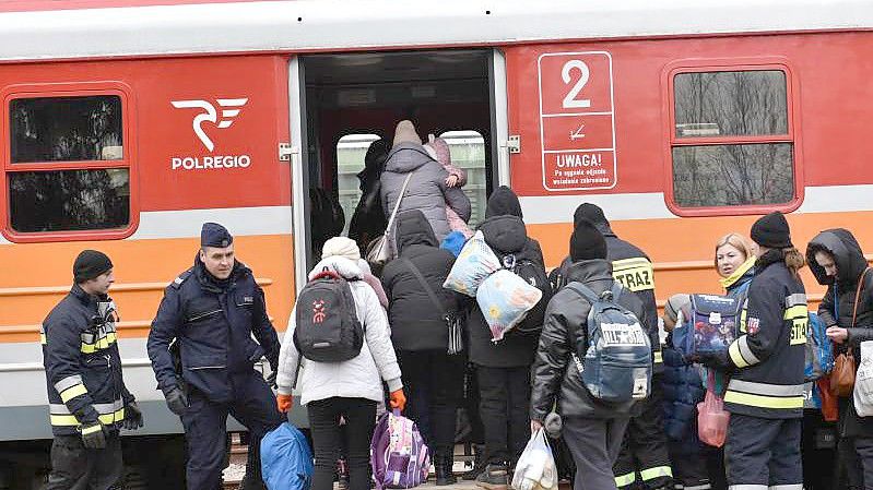 Ukrainische Flüchtlinge nehmen den Zug in dem kleinen Dorf Medyka. Foto: Ervin Shulku/ZUMA Press Wire/dpa