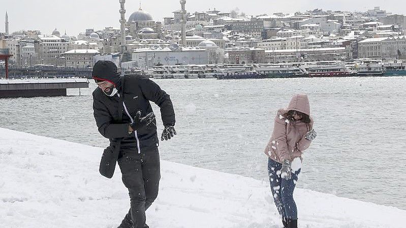 Schneeballschlacht am Bosporus. Foto: Unal Cam/XinHua/dpa