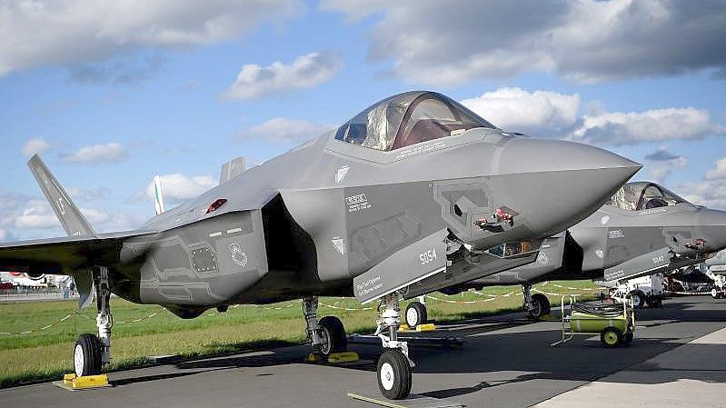 Ein Lockheed Martin F-35-Tarnkappenjet aus den USA mit einem Radargerät des Rüstungsunternehmens Hensoldt bei der Raumfahrtausstellung (ILA) in Berlin (Archivbild). Foto: Britta Pedersen/zb/dpa