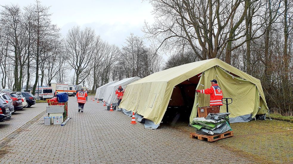 Am Montagmorgen hat der DRK-Kreisverband Norden damit begonnen, eine Zeltstation für die Ankunft der ersten Ukraine-Flüchtlinge aufzubauen. Foto: Rebecca Kresse