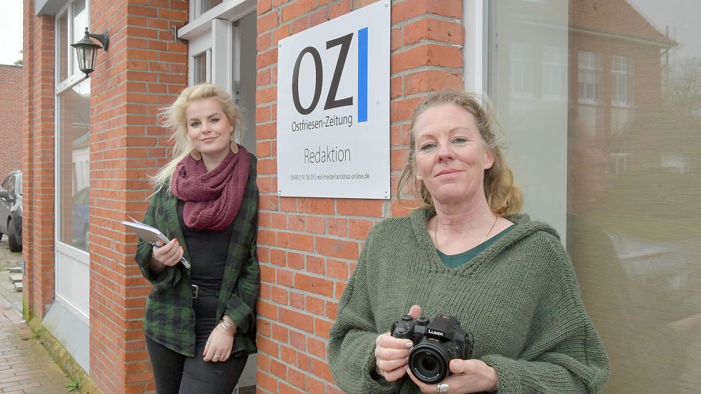 Die OZ-Reporterinnen Vera Vogt (links) und Tatjana Gettkowski stehen vor den neuen Redaktionsräumen in der Westerstraße 27 in Weener. Foto: Ortgies