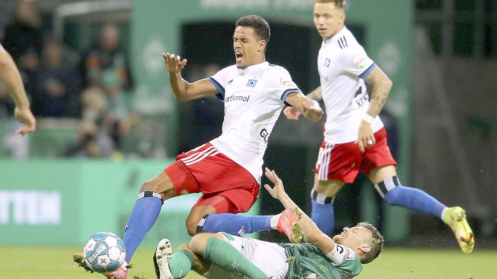 Schon im Hinspiel ging es im Bremer Weserstadion ordentlich zur Sache: Hier räumt Werders Christian Groß Hamburgs Robert Glatzel ab. Groß flog später noch mit Gelb-Rot vom Platz. Foto: imago images/Bergmann