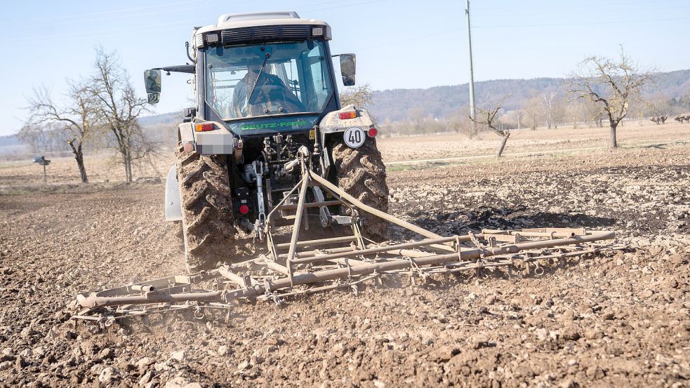 Wer in der Landwirtschaft arbeitete, muss meist auch Trecker fahren können – und dürfen. Ein 20-jähriger Cloppenburger hat damit jetzt ein Problem. Symbolfoto: DPA