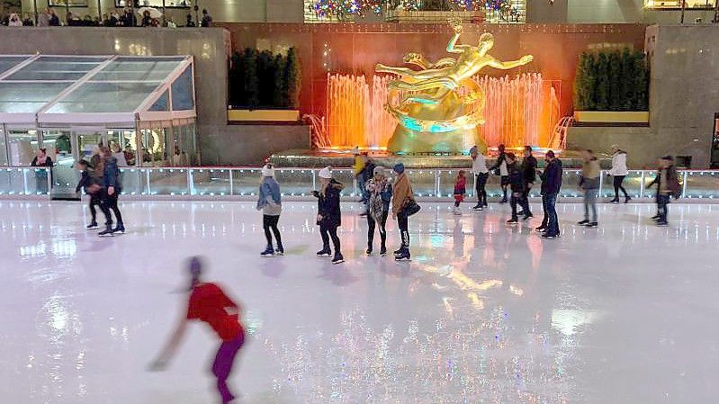 Die Schlittschuhbahn am Rockefeller Center in New York ist weltberühmt. Foto: Benno Schwinghammer/dpa