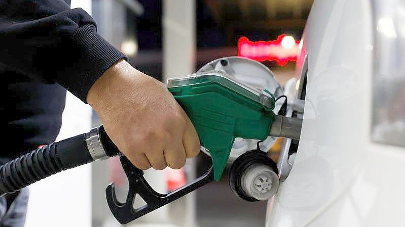 „In den Preisen an der Tankstelle ist derzeit noch viel Luft nach unten.“. Foto: Carsten Koall/dpa