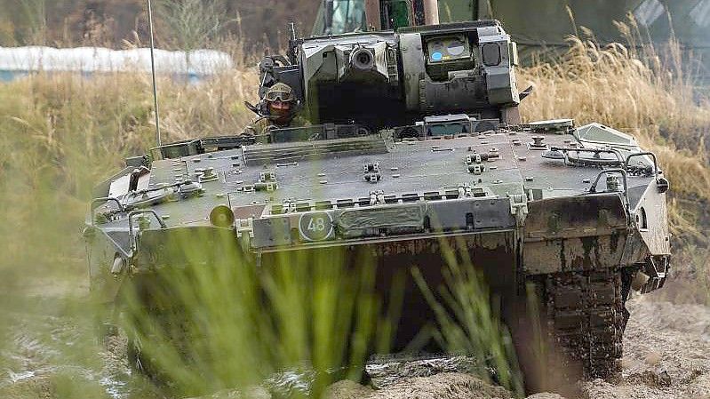 Ein Schützenpanzer vom Typ Puma der Bundeswehr während einer Vorführung. Foto: Philipp Schulze/dpa