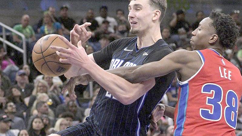 Orlando-Profi Franz Wagner (l) wird von Pistons-Guard Saben Lee gefoult, als er zum Korb zieht. Foto: Phelan M. Ebenhack/FR121174 AP/dpa