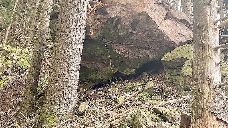 Ein großer Felsbrocken hängt an einem Baum über dem Höllental. Nach Angaben der Deutschen Bahn wird der bis zu 60 Tonnen schwere Klotz wahrscheinlich am Freitagmittag gesprengt. Foto: Sachtleben Mining Services GmbH/Deutsche Bahn/dpa