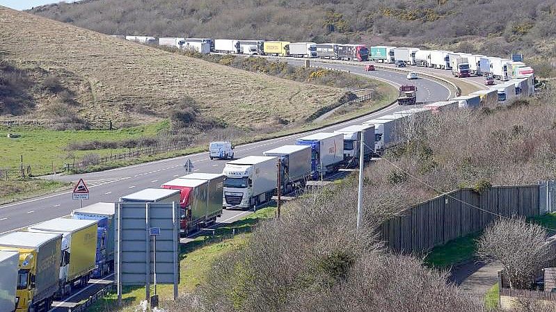 Entlang der A20 zum Hafen von Dover stauen sich die Lastwagen. Der Fähranbieter P&O Ferries, der unter anderem die Strecken von Dover nach Calais und von Hull nach Rotterdam betreibt, entlässt wegen finanzieller Schwierigkeiten seine Crews mit 800 Beschäftigten. Foto: Gareth Fuller/PA Wire/dpa