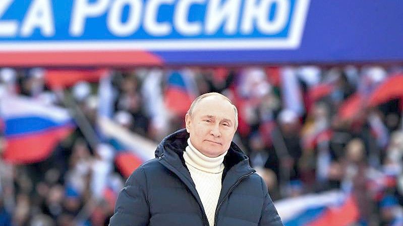 Wladimir Putin hält am achten Jahrestag der Einverleibung der Halbinsel Krim eine Rede in Moskau. Foto: Sergei Guneyev/Pool Sputnik/AP/dpa