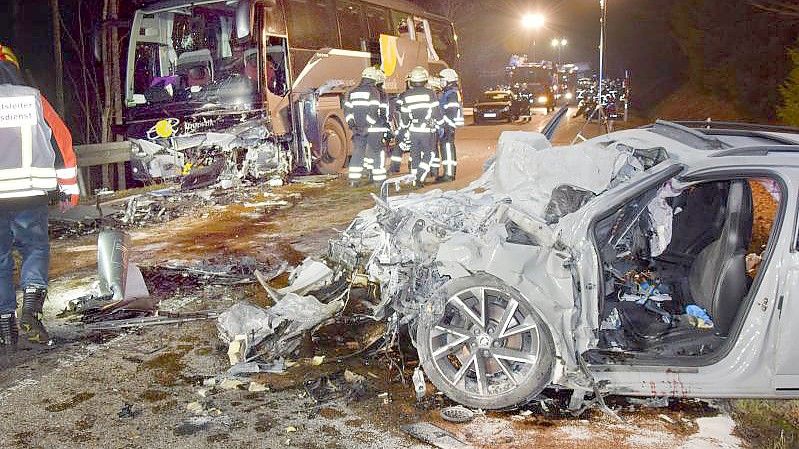 Bei dem schweren Verkehrsunfall im Schwarzwald ist ein Autofahrer ums Leben gekommen. Foto: --/kamera24/dpa