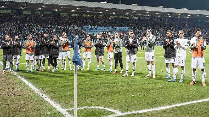 Die Gladbacher Spieler bedanken sich bei ihren Fans. Foto: Bernd Thissen/dpa