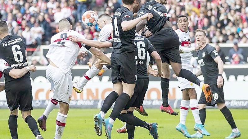 Waldemar Anton (3.v.l.) köpfte zum Stuttgarter 1:1 gegen Augsburg ein. Foto: Tom Weller/dpa