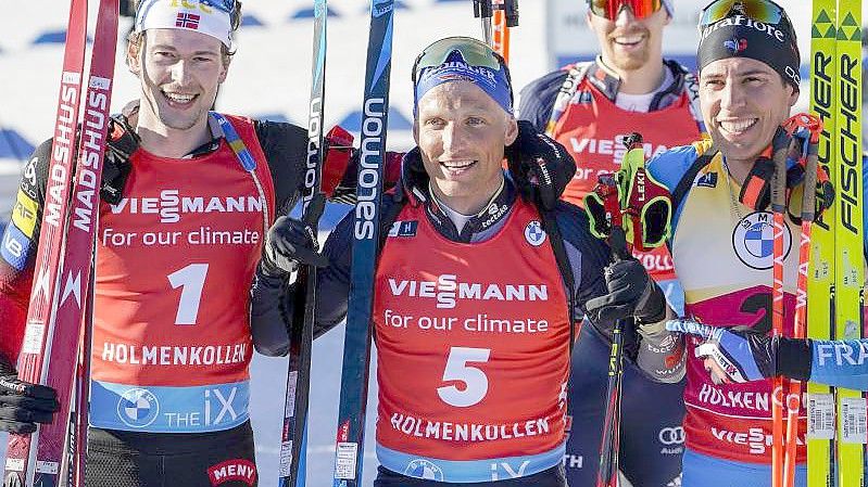 Erik Lesser (M) gehört nach seinem Sieg in der Verfolgung auch im Massenstart in Oslo zu den Favoriten. Foto: Terje Bendiksby/NTB/dpa