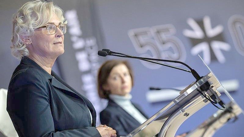 Verteidigungsministerin Christine Lambrecht (SPD, l) mit ihrer französischen Amtskollegin Florence Parly. Foto: Jane Schmidt/Bundeswehr/dpa