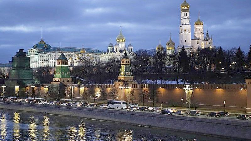 Autos fahren am Ufer der Moskwa vor dem Kreml vorbei. Foto: -/AP/dpa