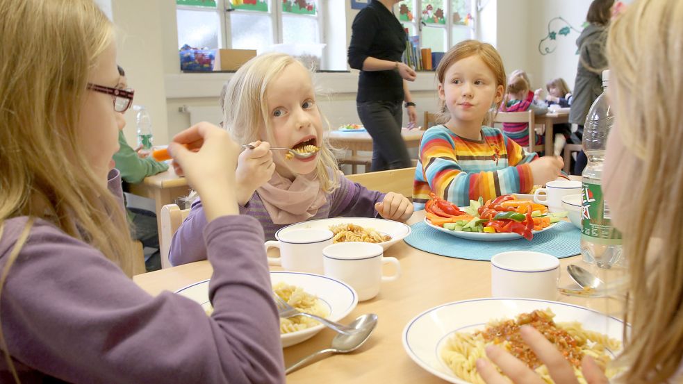 Das gemeinsame Mittagessen gehört in einer Ganztagsschule dazu. Die Räume dafür sind nur ein Teil der notwendigen Umbauten. Foto: dpa