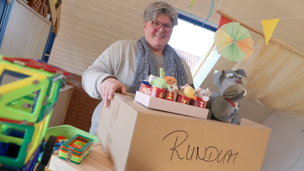 Dagmar Wacker packt schon fleißig Kisten für den Umzug. Sie leitet den Kindergarten „Uhlen Nüst“ in Groß Midlum, der in einigen Wochen in die neue Kita „Rundum“ in Westerhusen umzieht. Foto: Hock/Archiv