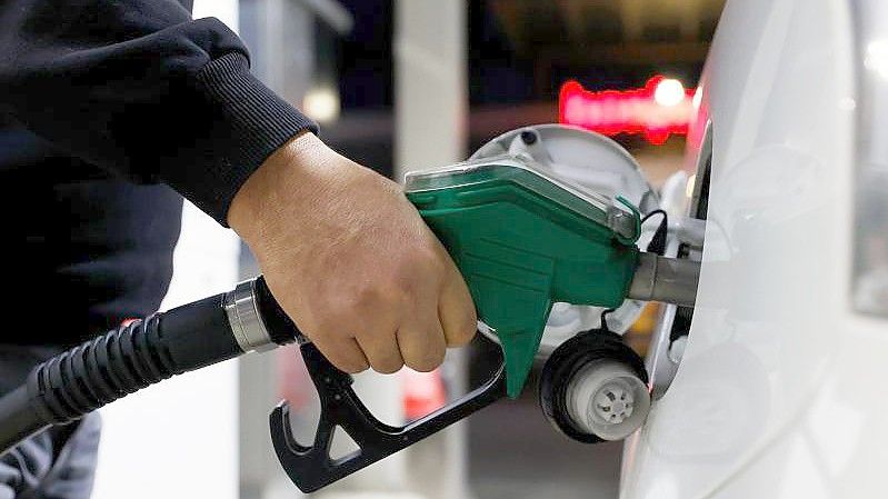 Ein Mann füllt an einer Berliner Tankstelle sein Fahrzeug mit Benzin. Foto: Carsten Koall/dpa