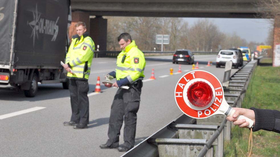 Diese Kelle kam am Dienstag oft zum Einsatz: Polizeibeamte zogen auf der Bundesstraße 210 zahlreiche Autofahrer aus dem Verkehr. Foto: Ullrich