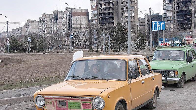 Eine Schlange von Autos bildet sich auf der Straße um die Stadt zu verlassen. Foto: Maximilian Clarke/SOPA Images via ZUMA Press Wire/dpa