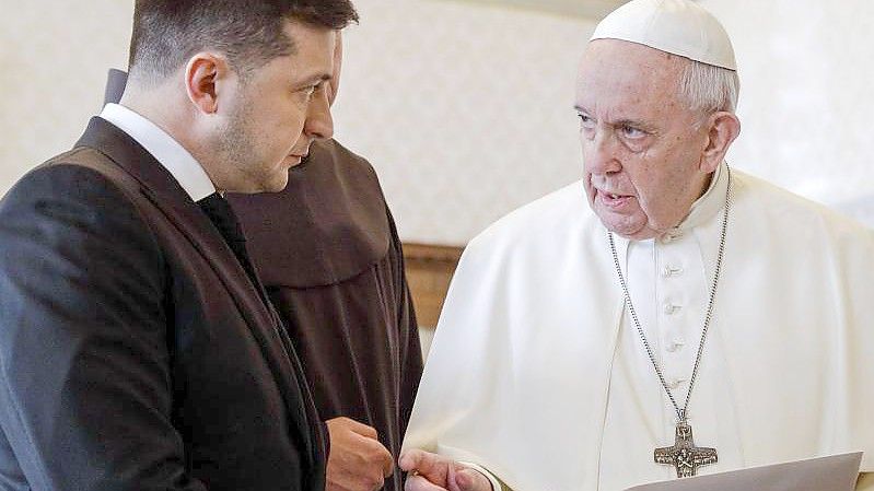 Wolodymyr Selenskyj hat mit Papst Franziskus telefoniert. Foto: Gregorio Borgia/AP/dpa