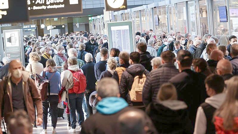 Flugreisende wie hier in Hamburg müssen sich wegen Warnstreiks in dieser Woche erneut auf Ausfälle vorbereiten. Foto: Christian Charisius/dpa