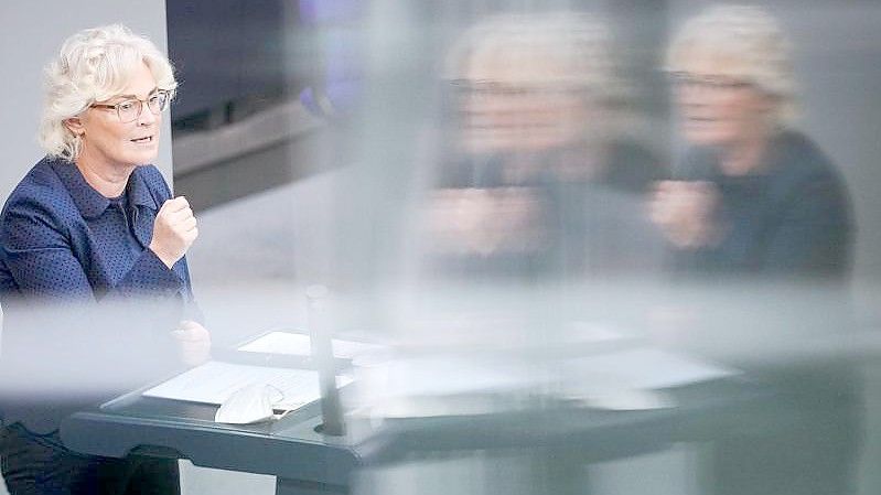 Christine Lambrecht (SPD), Bundesministerin der Verteidigung, spricht in der Haushaltsdebatte im Bundestag. Foto: Kay Nietfeld/dpa