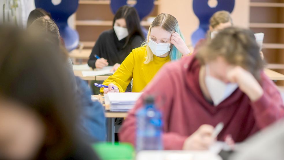 In Niedersachsen werden weniger Klausuren geschrieben, weil das Land die Schüler wegen Corona entlasten will. Das kann nach hinten losgehen. Foto: Julian Stratenschulte/dpa