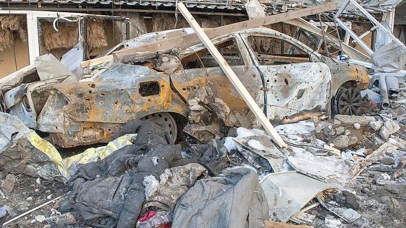 Ein durch Granatenbeschuss zerstörtes Auto steht auf einer Straße in Charkiw. Foto: Andrew Marienko/AP/dpa