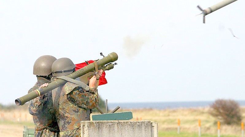 Reservisten der Bundeswehr üben mit der Fliegerfaust „Strela“. Deutschland wird weitere Waffen an die Ukraine liefern. Foto: Bundeswehr/Michael Mandt/dpa