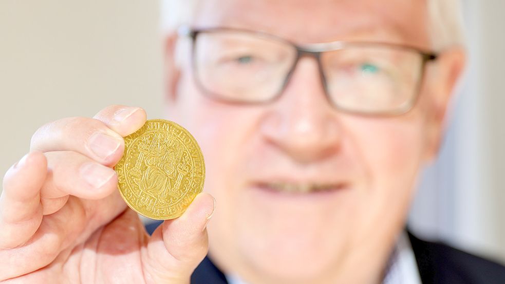 Seniorchef Fritz Künker freut sich, dass der Preis für die historische Goldmünze „Kampener Rosenoble“ die ursprüngliche Schätzung von 250.000 Euro deutlich übertraf. Den Zuschlag bekam bei der Auktion am Dienstag ein Bieter im Saal, der nun insgesamt 840.000 Euro für das seltene Stück bezahlen muss. Foto: Jörn Martens