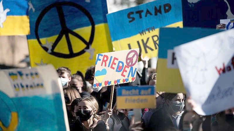 Viele Menschen in Deutschland solidarisieren sich bei Friedensdemonstrationen mit der Ukraine. Foto: Fabian Strauch/dpa