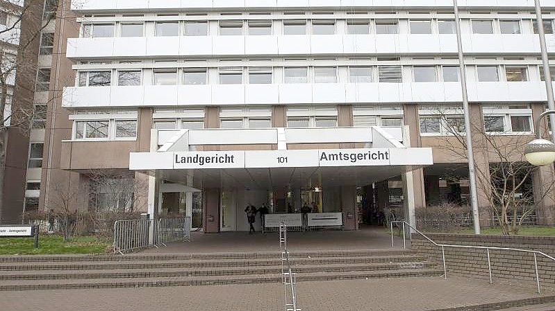 Vor dem Kölner Landgericht ist der Prozess gegen Thomas Drach wegen Raubüberfällen auf Geldtransporter fortgesetzt worden. Foto: Thomas Banneyer/dpa