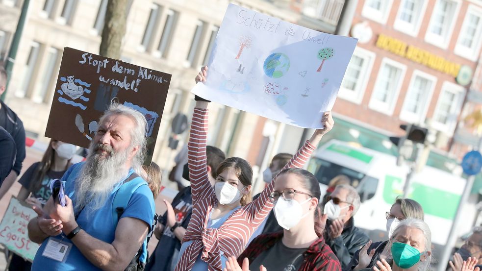 Jung und Alt demonstrierte am Freitag in Emden unter dem Fridays-for-Future-Banner für mehr Klimaschutz. Foto: Hock