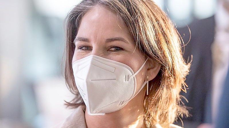 Außenministerin Baerbock wartet am Flughafen in Frankfurt auf die Ankunft der Geflüchteten aus Moldau. Foto: Boris Roessler/dpa