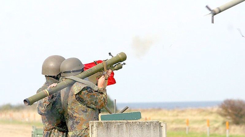 Bundeswehr-Reservisten üben mit der Luftabwehrrakete „Strela“. In der Ukraine sind weitere Waffen aus Deutschland eingetroffen. Foto: Bundeswehr/Michael Mandt/dpa