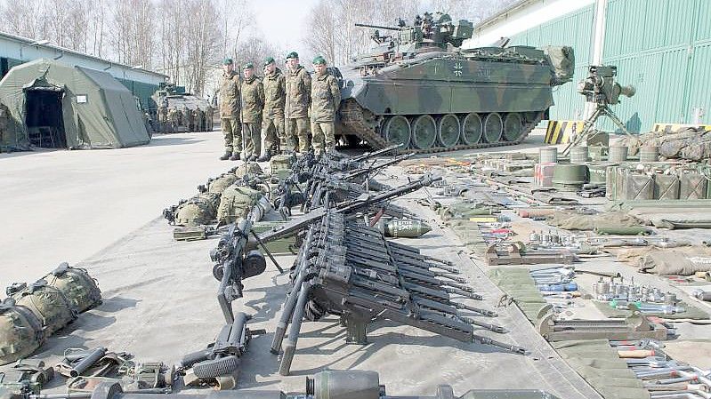 Soldaten des Panzergrenadierbataillons 371 zeigen ihre Ausrüstung, die vor einem Schützenpanzer Marder liegt. Foto: picture alliance / dpa