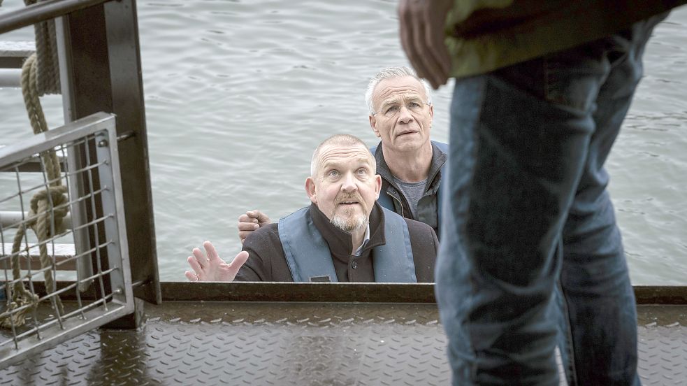 Schenk (Dietmar Bär, vorn) bringt den Kollegen Ballauf (Klaus J. Behrendt) als Geisel an Bord eines Rhein-Ausflugsschiffes. Foto: WDR/Bavaria Fiction GmbH/Thomas Kost